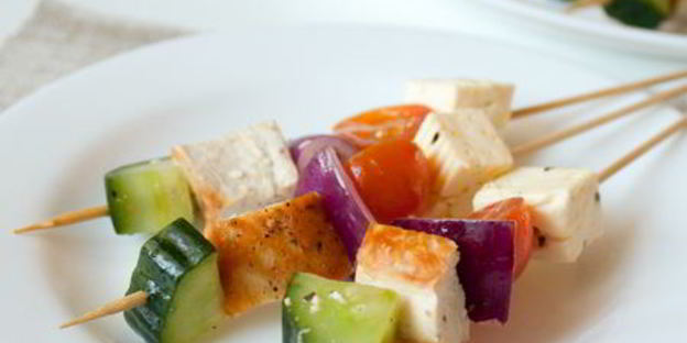 шашлычки с курицей, фетой и маринованными овощами