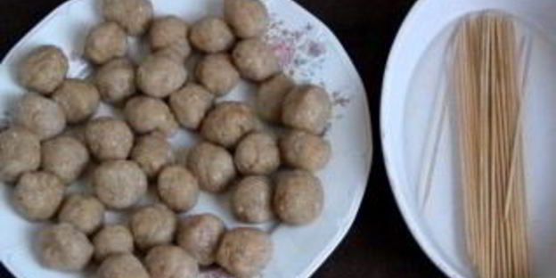 шашлычки со слоеным тестом на шпажках