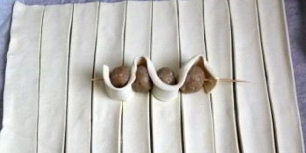 шашлычки со слоеным тестом на шпажках