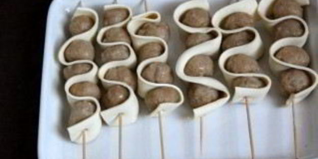 шашлычки со слоеным тестом на шпажках