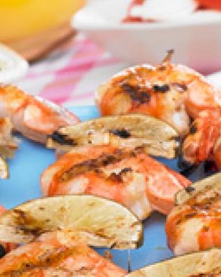 Шашлык из креветок с лимоном