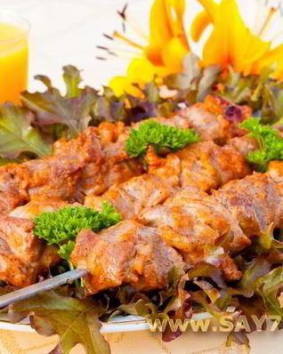 Шашлык из свинины, маринованный в розовом соусе