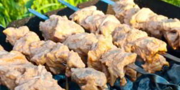 шашлык из свинины, маринованный в розовом соусе