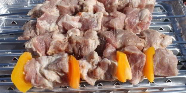 шашлык из свинины на минералке