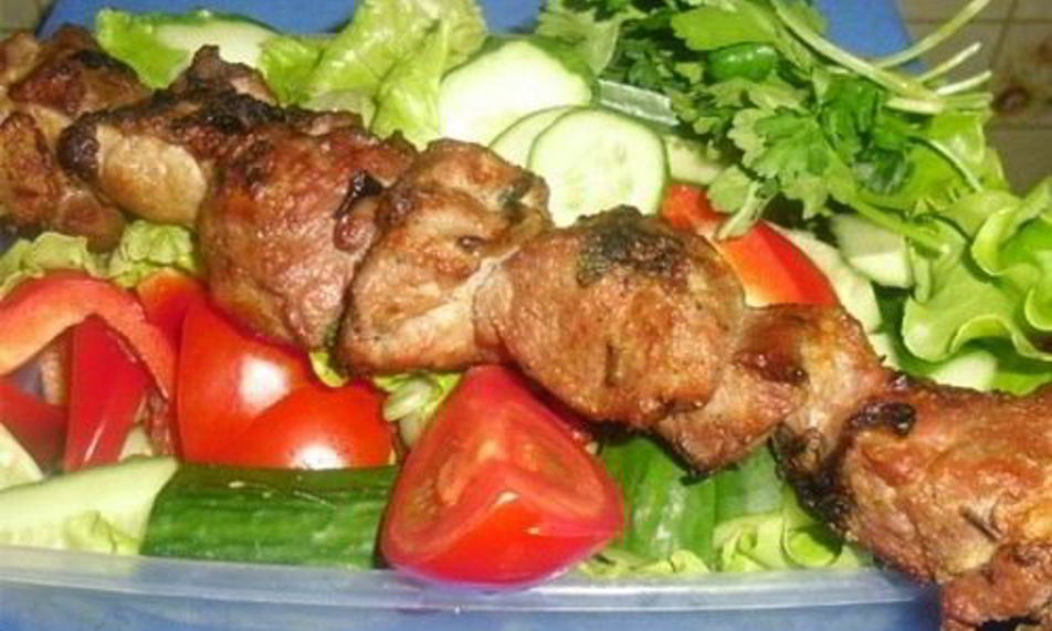 Рецепт шашлыка из свинины с луком, зеленью и киви