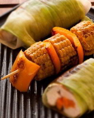 Шашлыки из разноцветных перцев и кукурузы на гриле в ароматном масле с кумином