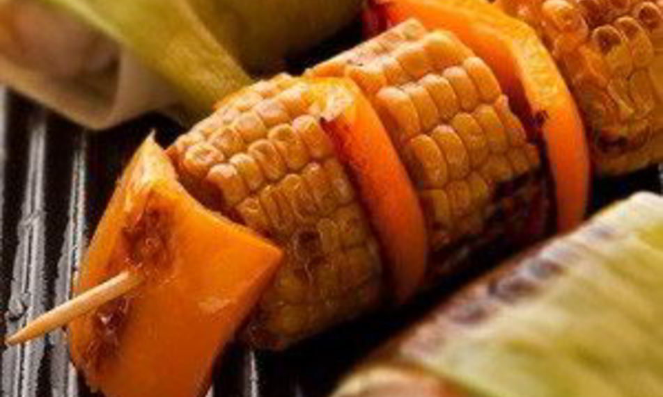 Рецепт шашлыков из разноцветных перцев и кукурузы на гриле в ароматном масле с кумином