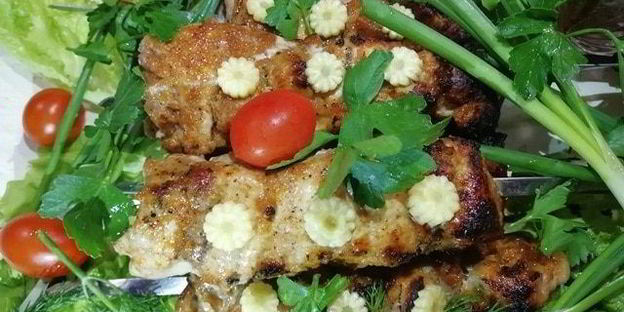 сочный шашлык из свинины на балконе