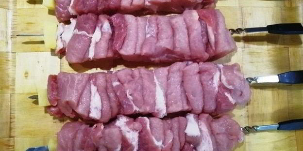 сочный шашлык из свинины на балконе