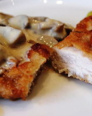 Куриный шницель с грибным соусом