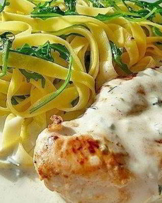 Куриный шницель в соусе из горгонзолы и сливок