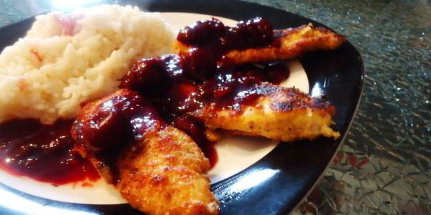 миндальный шницель амаретто с острым вишневым соусом