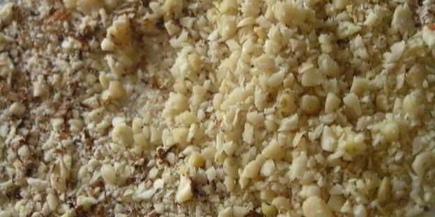 шницель с мятой, миндалем и кедровыми орешками