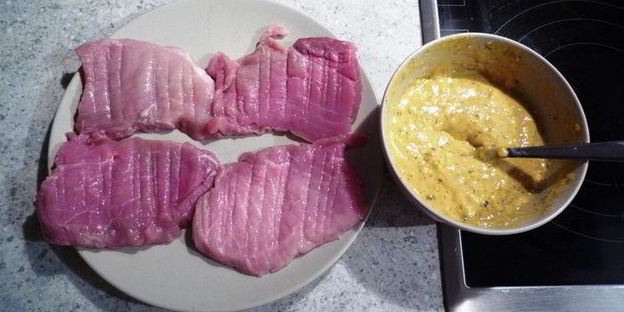 шницель в пряной горчичной панировке с салатом