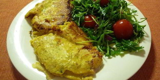 шницель в пряной горчичной панировке с салатом