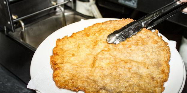 венский шницель из парной телятины в хрустящей корочке