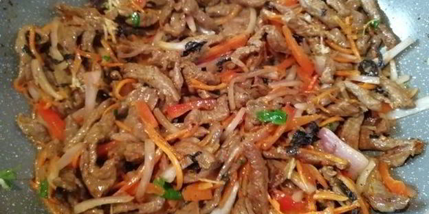 соба — гречневая лапша с говядиной и овощами