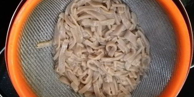 соба — гречневая лапша с говядиной и овощами