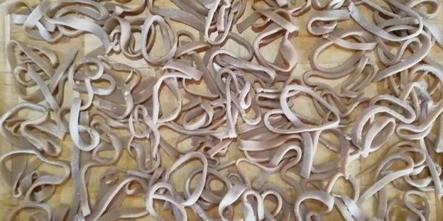 соба — гречневая лапша с говядиной и овощами