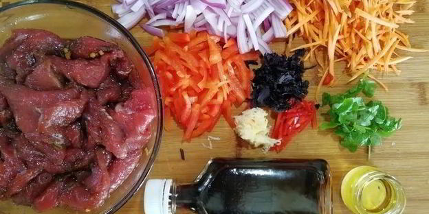 соба — гречневая лапша с говядиной и овощами