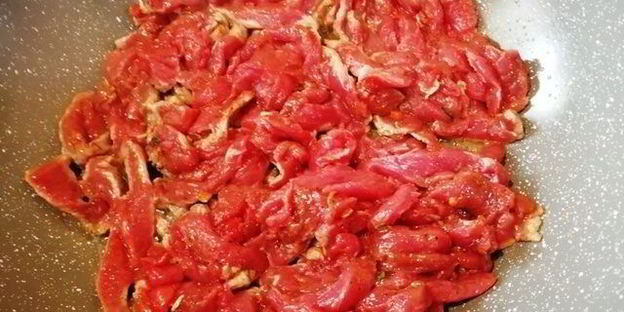 соба — гречневая лапша с говядиной и овощами