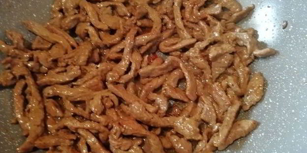 соба — гречневая лапша с говядиной и овощами