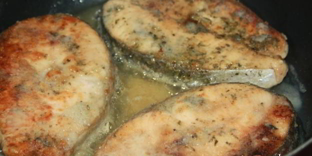 ароматные жареные стейки лосося