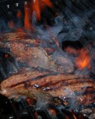 Говяжий стейк на гриле с чесночным маслом