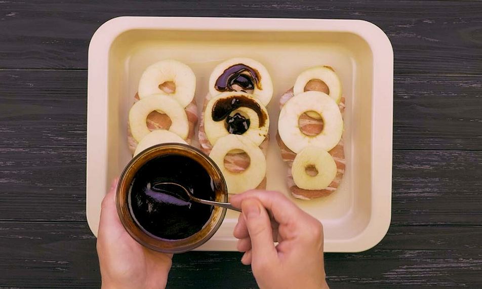 Рецепт куриных стейков с яблоками