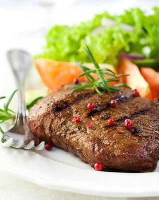 Маринованные в красном вине и розмарине говяжьи стейки