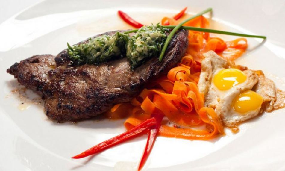 Рецепт минутного стейка со смайл-глазуньея