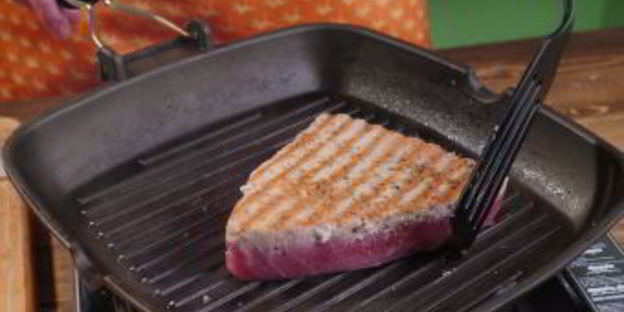 рыбный стейк из тунца