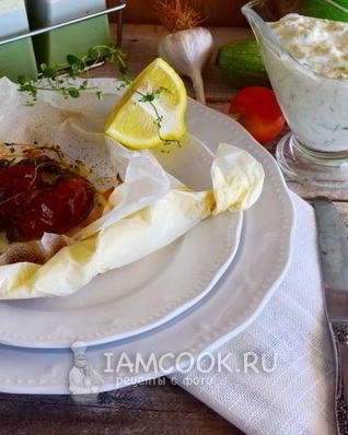 Рыбный стейк на подушке из овощей в пергаменте