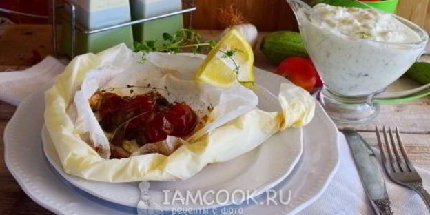 рыбный стейк на подушке из овощей в пергаменте