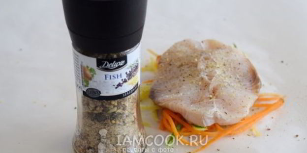 рыбный стейк на подушке из овощей в пергаменте