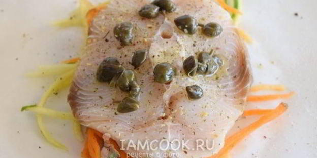рыбный стейк на подушке из овощей в пергаменте