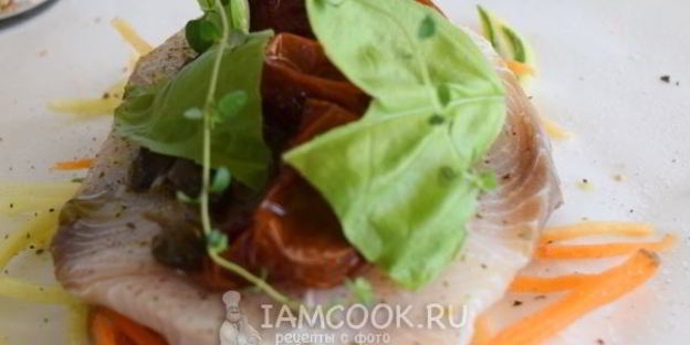 рыбный стейк на подушке из овощей в пергаменте