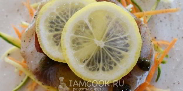 рыбный стейк на подушке из овощей в пергаменте