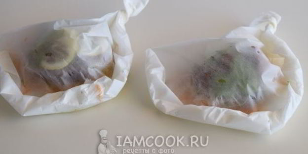 рыбный стейк на подушке из овощей в пергаменте