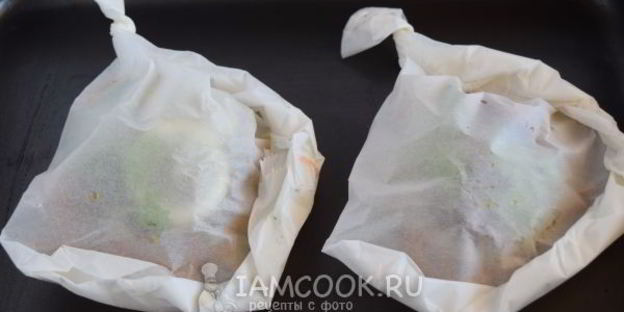 рыбный стейк на подушке из овощей в пергаменте