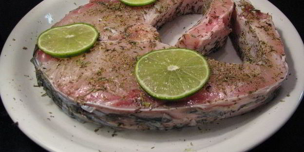 рыбный стейк в компании