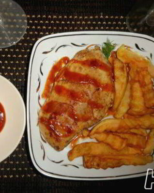 Стейк гриль с картофелем и соусом Barbecue