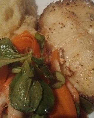 Стейк из белой рыбы с пюре и весенним салатом