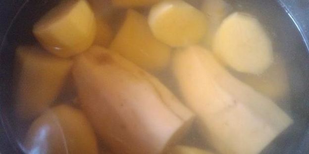 стейк из белой рыбы с пюре и весенним салатом