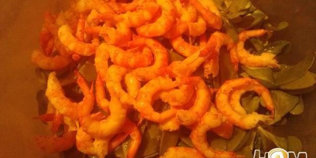 стейк из белой рыбы с пюре и весенним салатом