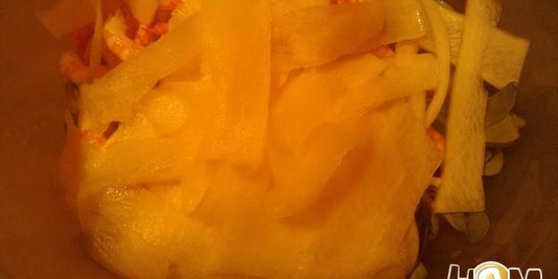 стейк из белой рыбы с пюре и весенним салатом