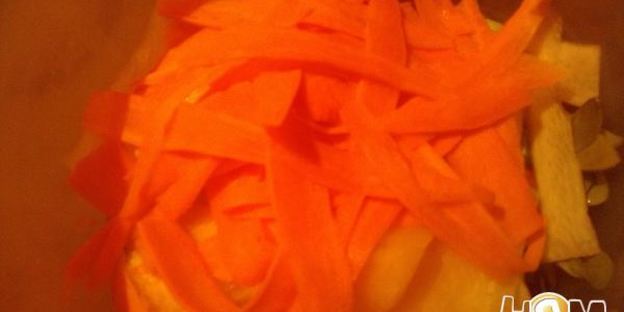 стейк из белой рыбы с пюре и весенним салатом