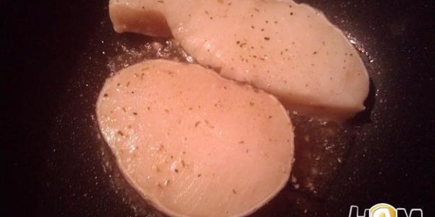 стейк из белой рыбы с пюре и весенним салатом