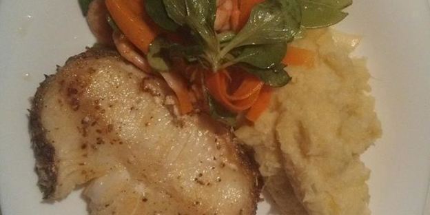 стейк из белой рыбы с пюре и весенним салатом