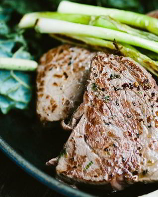 Стейк из говядины с черным перцем и чесноком